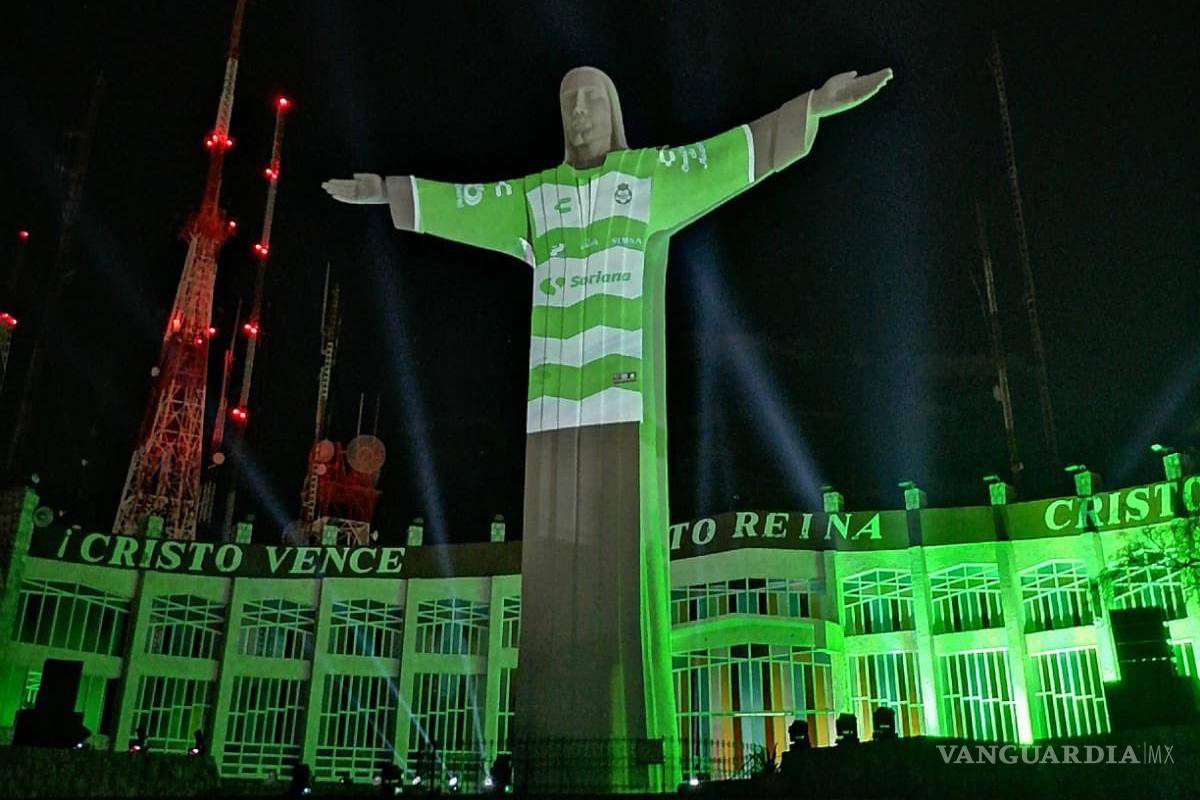 ‘Perdónalos Señor’... Critican al Santos Laguna por proyectar en el Cristo de las Noas, el nuevo uniforme para el Apertura 2023 (Video)
