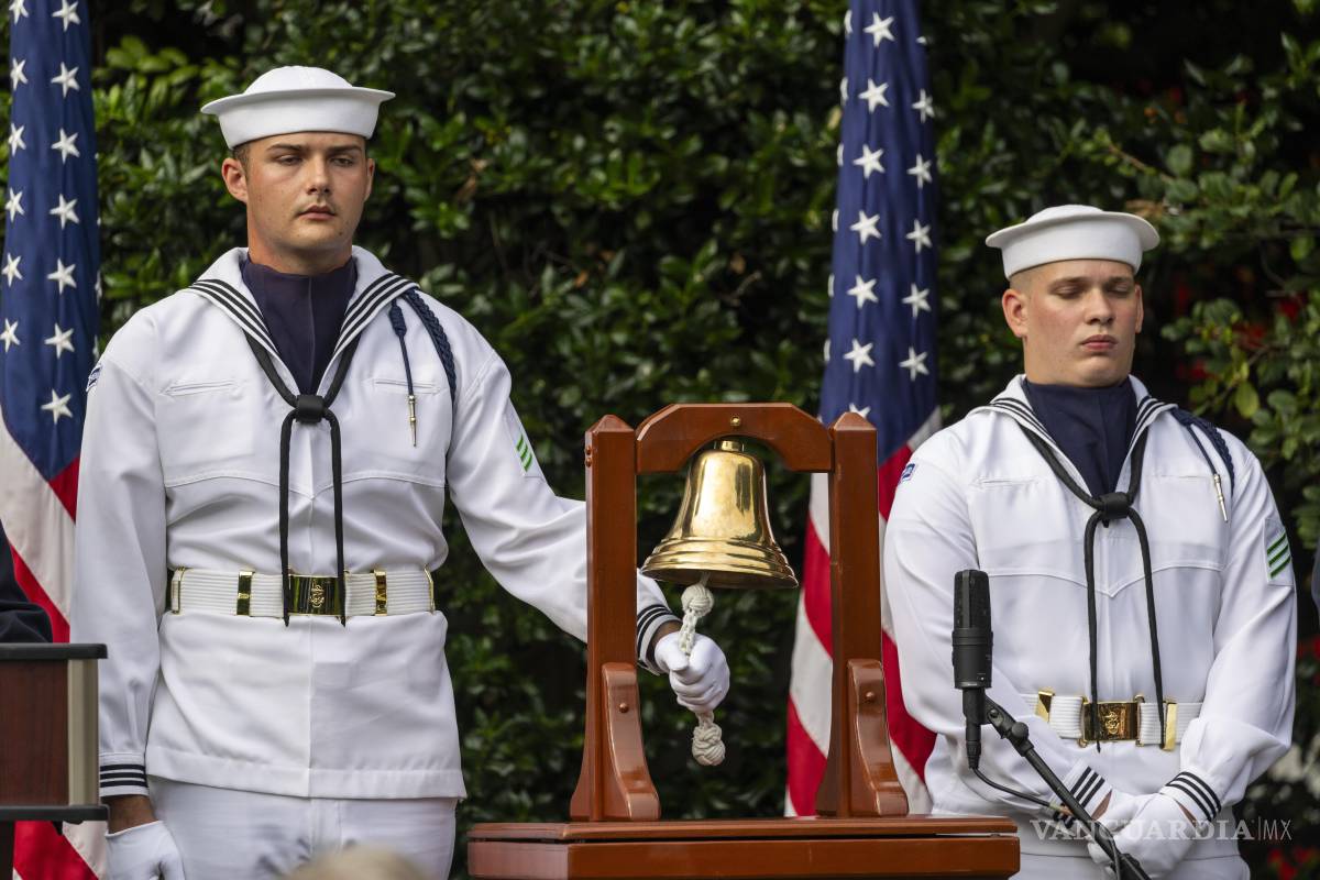 $!Marineros hacen sonar una campana por las víctimas del ataque del 11 de septiembre en el Pentágono en la ceremonia del 24 aniversario en Arlington.
