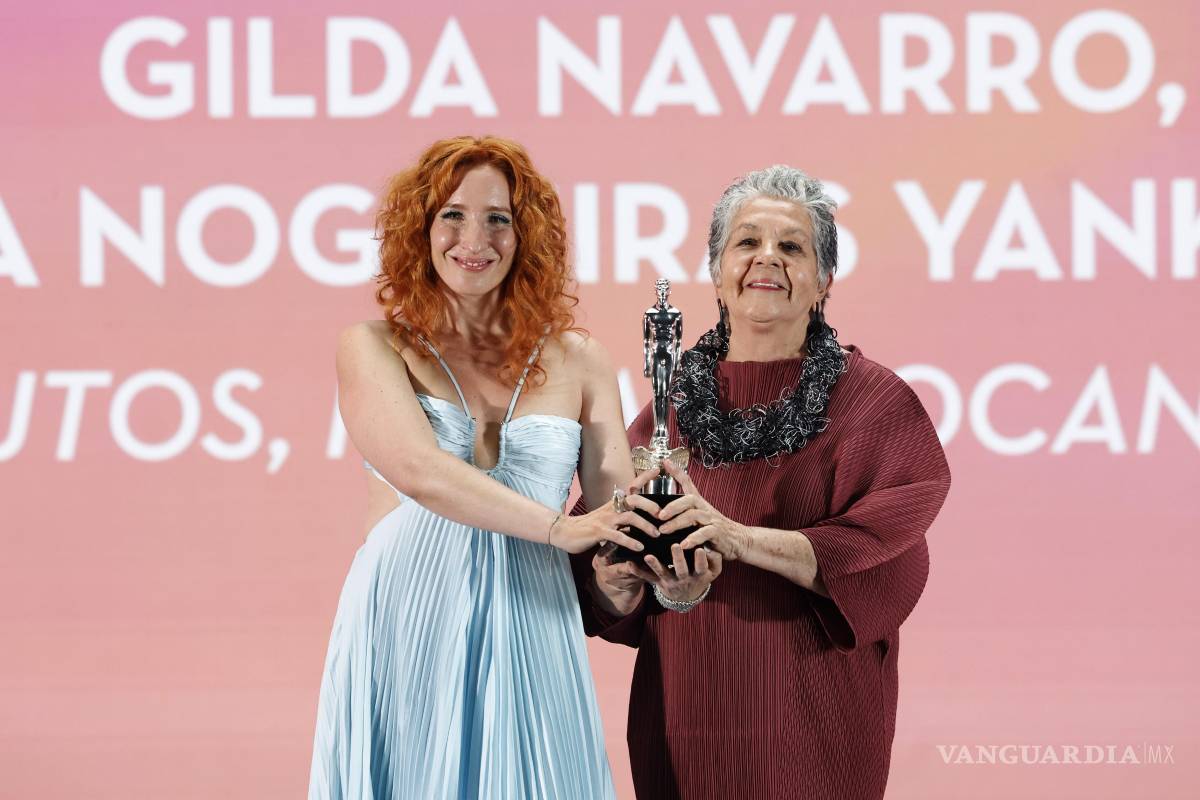 $!Joanna Nogeiras (i) y Gilda Navarro posan con el Ariel a mejor vestuario por la película 'Autos, mota y rocalrol' este sábado, durante la 68 edición de los Premios Ariel organizados por la Academia Mexicana de Artes y Ciencias Cinematográficas, en Ciudad de México (México). EFE/ Sáshenka Gutiérrez