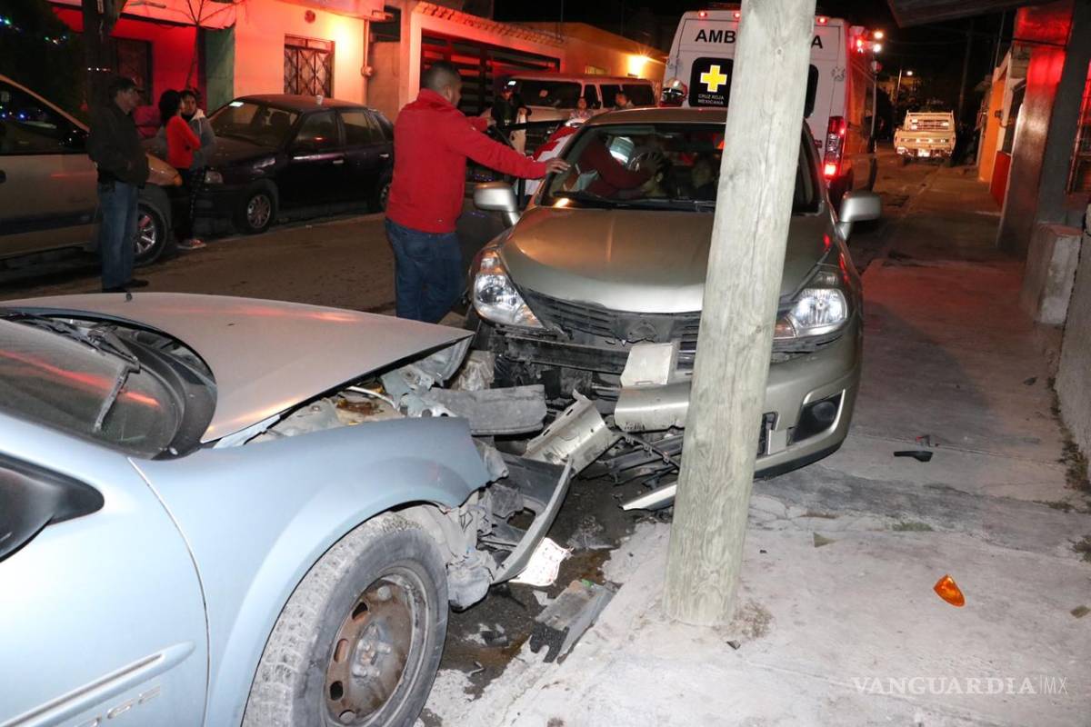 $!Por esquivar a motociclista se estrella con auto estacionado