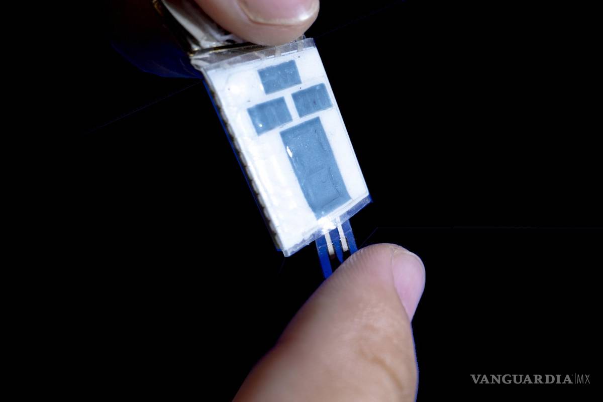 $!Generador (presionado),sensor (con dedo) y pantalla numérica (centro) (UCSD). EFE/Universidad de California en San Diego (UCSD)