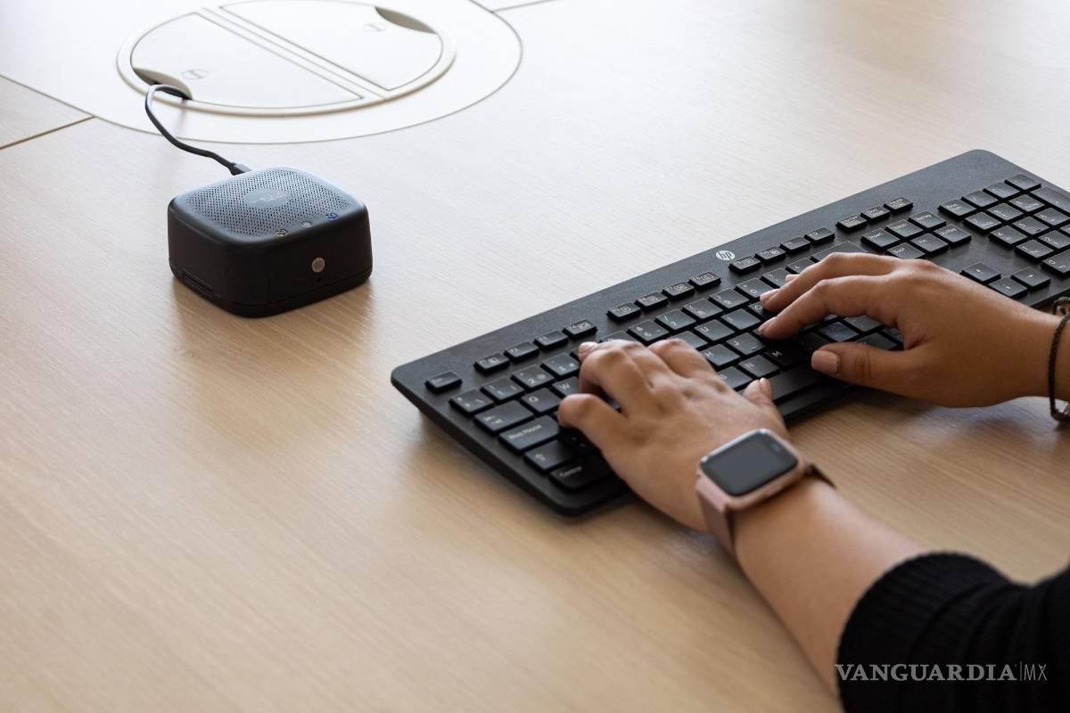 $!Trabajo con teclado junto a sensor ambiental GAIA. EFE/Actiu