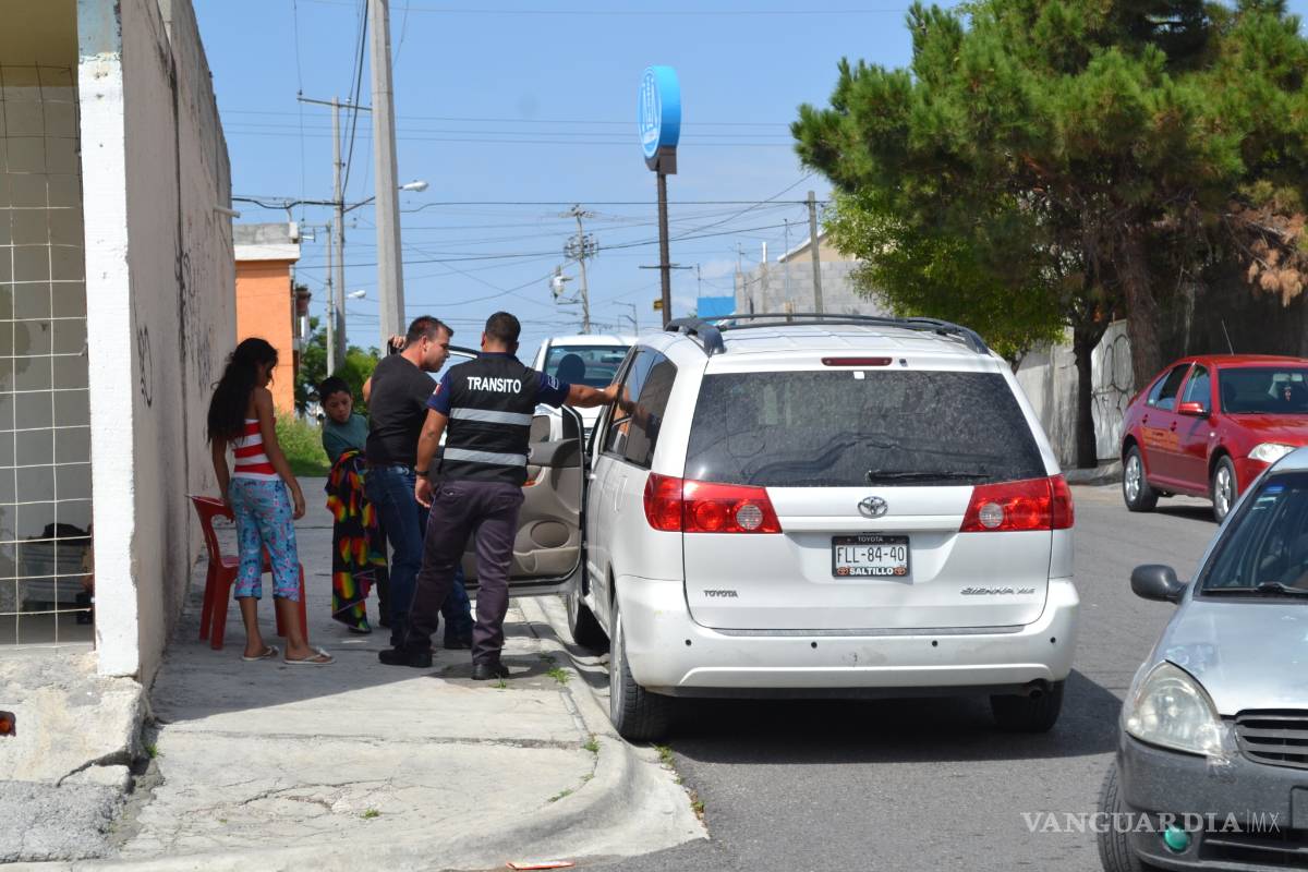 $!Hombre arma escena de celos a ex esposa y novio lo arrastra con su jeep en Saltillo