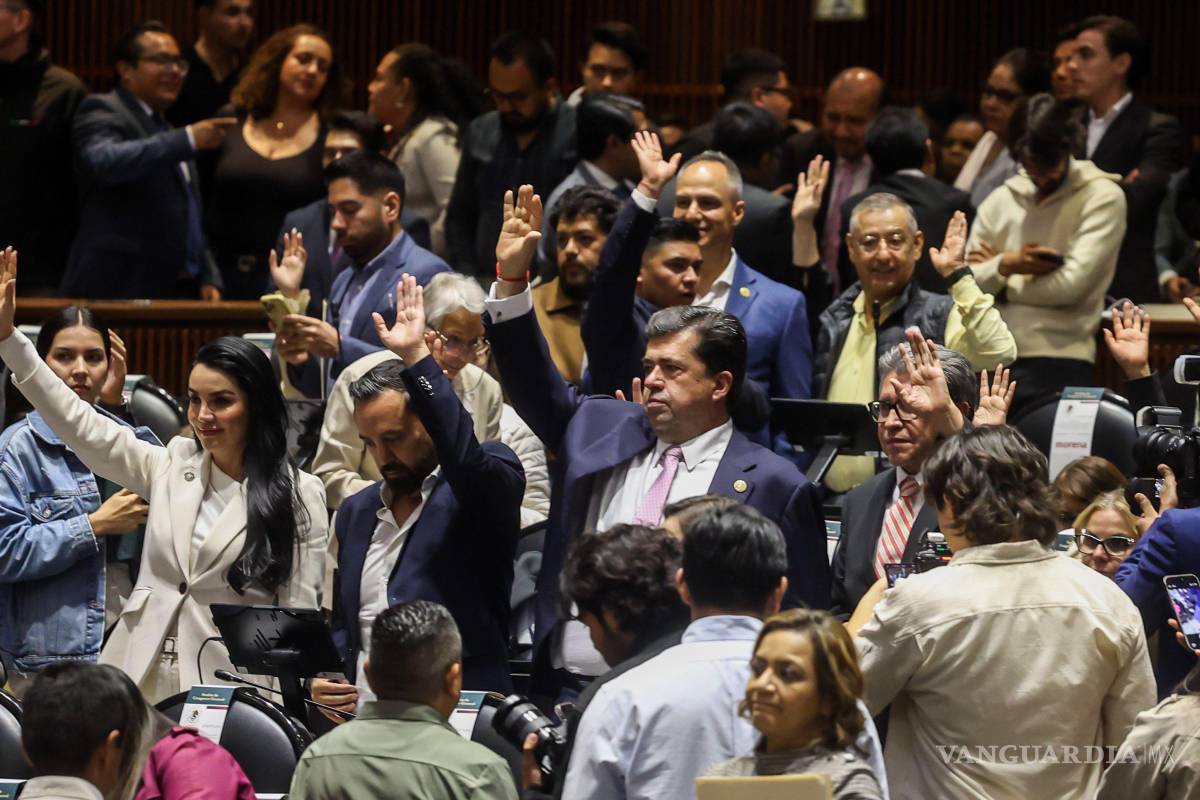 $!CIUDAD DE MÉXICO, 26 MAYO 2026.- La bancada morenista encabezada por Ricardo Monreal vota durante la sesión extraordinaria en la Cámara de Diputados en la que se busca reformar y adicionar diversas disposiciones en materia de la reforma al Poder Judicial. La iniciativa fue aprobada en lo general por 341 votos a favor.