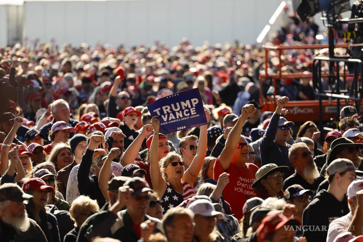 $!Partidarios aplauden al candidato presidencial republicano Donald Trump habla en un mitin en el aeropuerto del condado de Dodge en Juneau, Wisconsin.