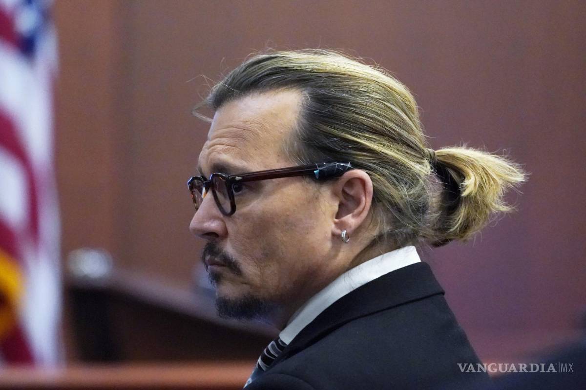 $!El actor Johnny Depp observa cómo el jurado se va mientras comienza la pausa para almorzar en el juzgado del circuito del condado de Fairfax en Fairfax, Virginia.