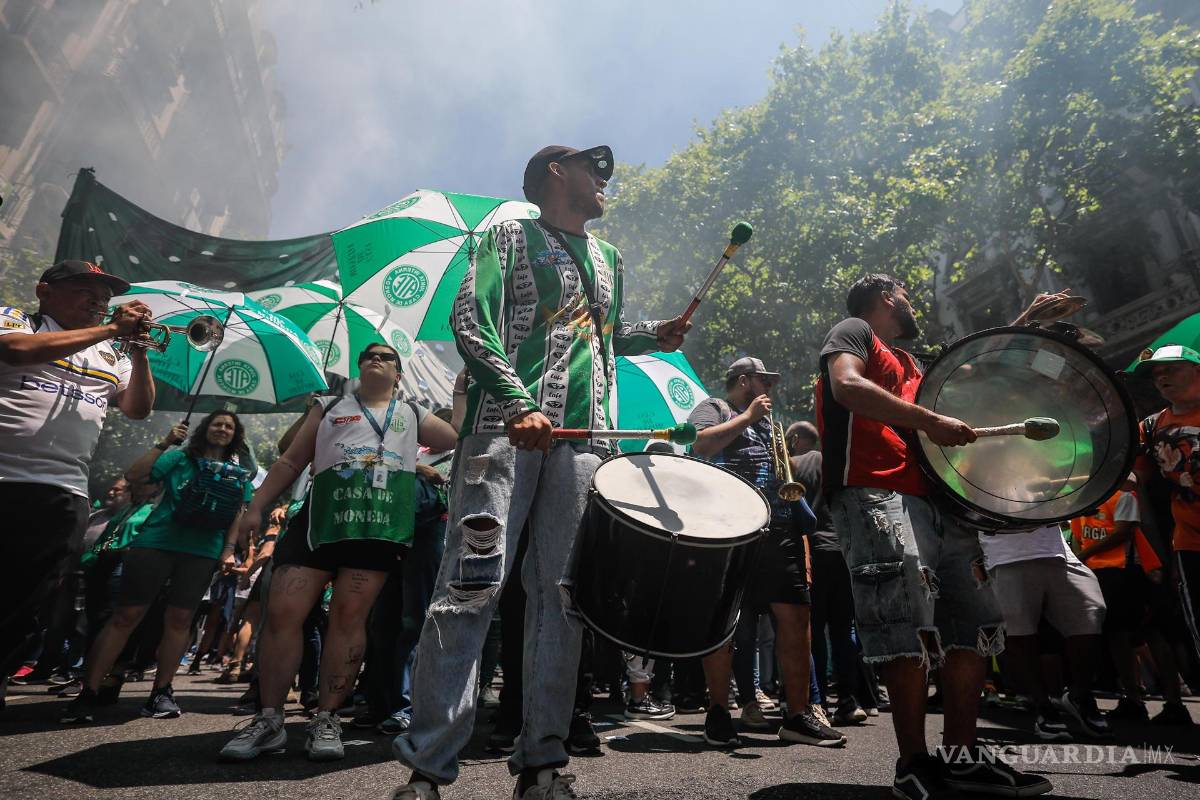 $!Músicos tocan instrumentos durante una marcha contra el Gobierno del presidente de Argentina, Javier Milei, este jueves, en Buenos Aires, Argentina.