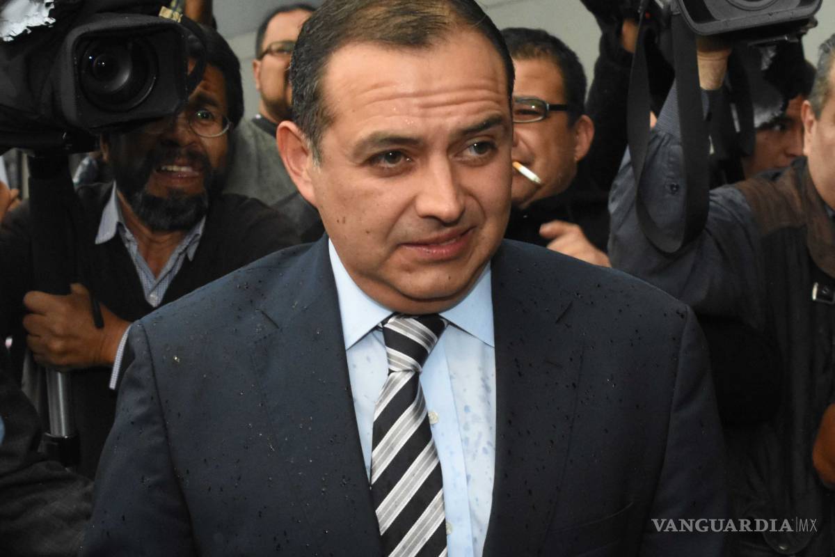 Meade come en casa de su padre con equipo y lo acompaña Cordero