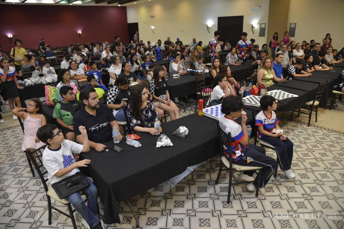$!El salón donde se llevó a cabo la batalla, estuvo repleto de familiares, amigos y padres y madres de familia, durante la premiación.