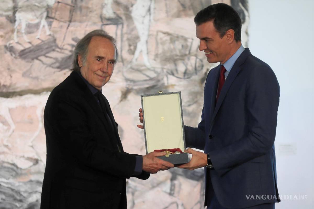 Pedro Sánchez condecora a Joan Manuel Serrat con la Gran Cruz de la Orden Civil de Alfonso X