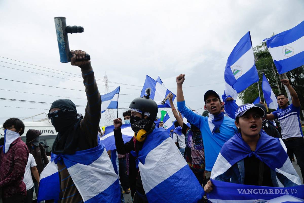$!Estudiantes y activistas protestan afuera de la Universidad Centroamericana de Managua, Nicaragua, el 2 de agosto de 2018.