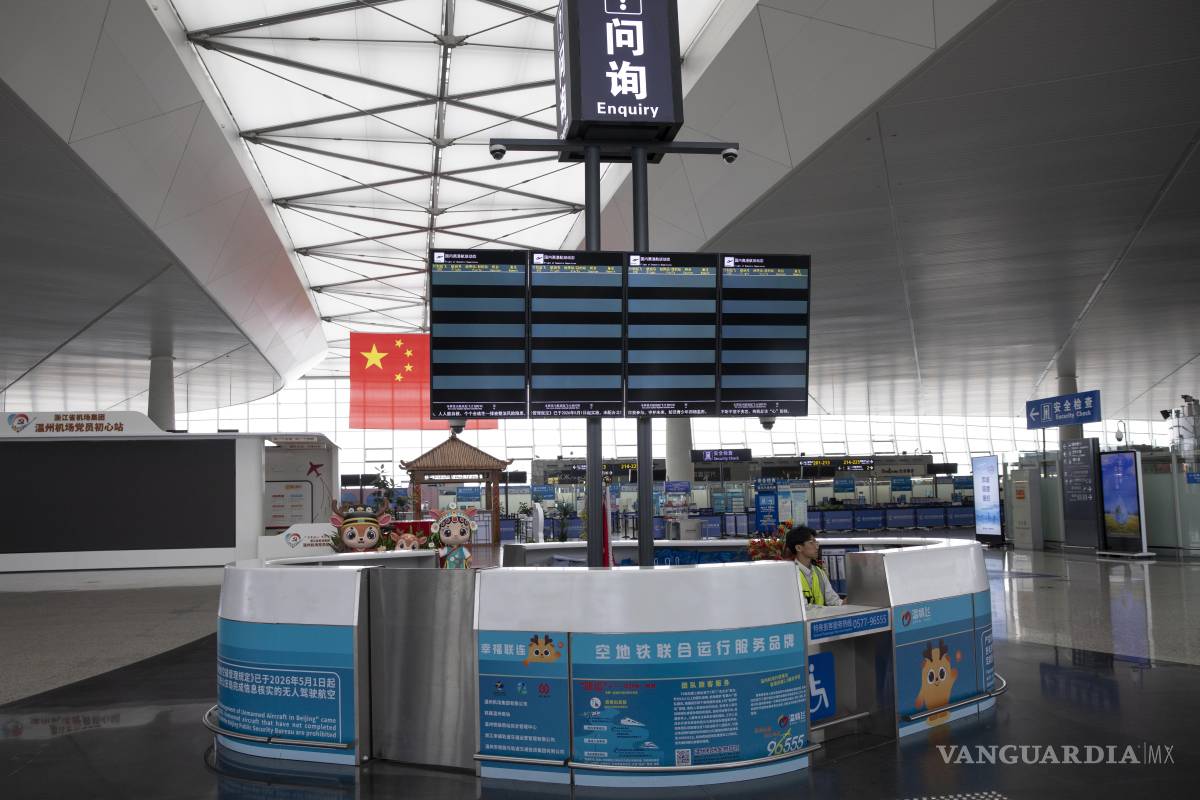 $!El tifón ‘Bavi’ provocó este domingo nuevas cancelaciones en aeropuertos del este de China después de tocar tierra durante la madrugada.
