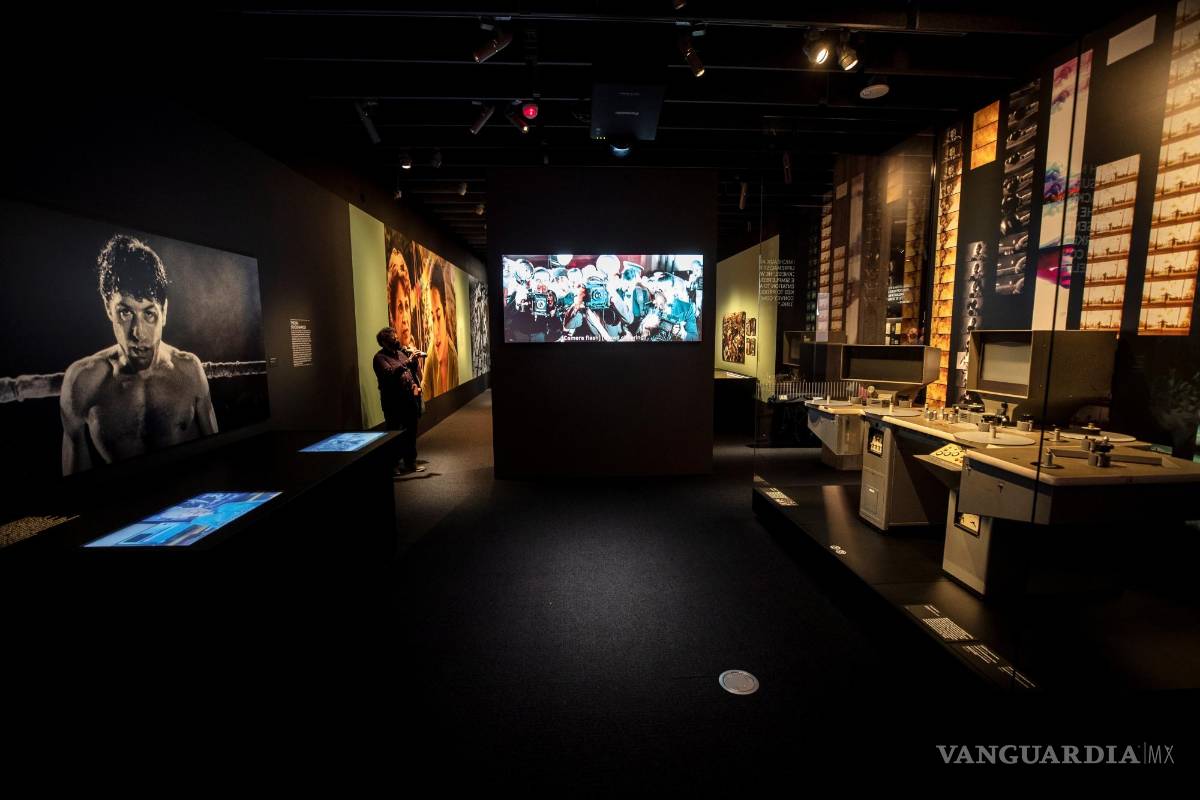 $!Los visitantes caminan por primera vez en las salas de las diversas exposiciones durante la vista previa para la prensa del Museo de la Academia de Imágenes en Movimiento en Los Ángeles, California. EFE/EPA/Etienne Laurent