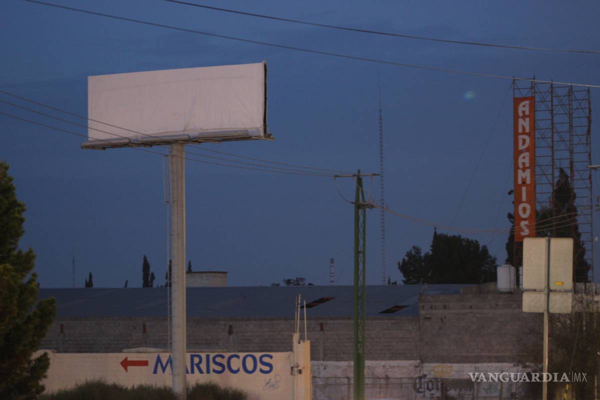 $!Aprovechan asueto para montar espectaculares en Saltillo