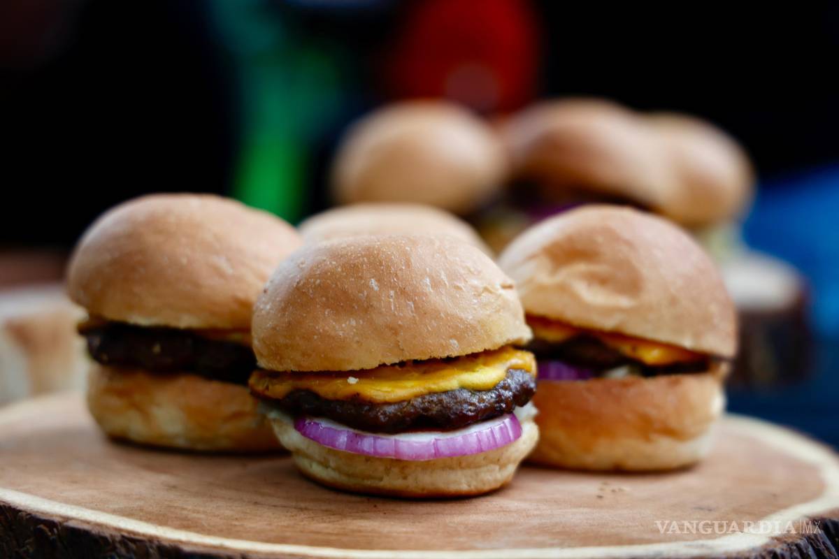 $!El sabor de las hamburguesas, alitas y pizzas fue compartido en la Alameda Zaragoza.