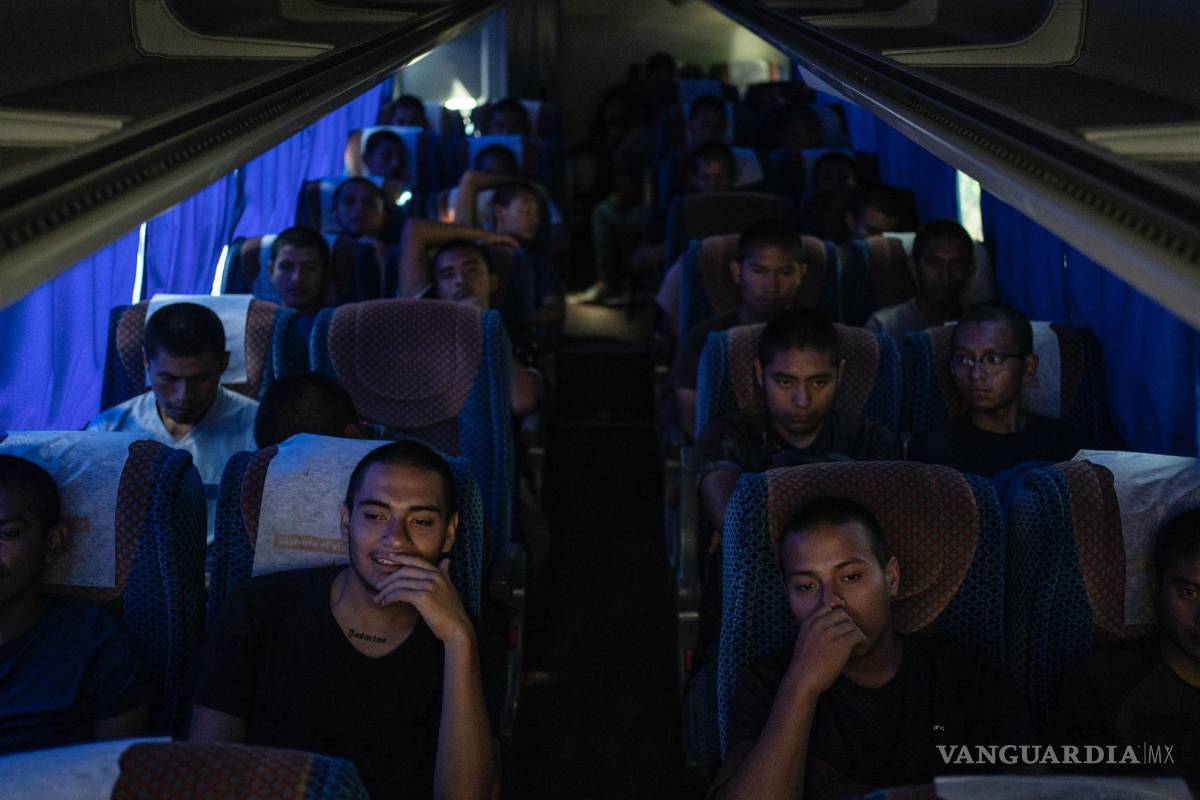 $!Estudiantes de primer año de la escuela Normal Rural Raúl Isidro Burgos viajan a CDMX para pedir justicia por la desaparición hace 10 años de 43 estudiantes.