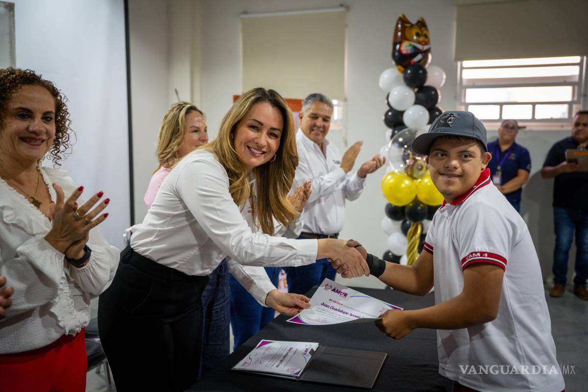 $!Luly López Naranjo, presidenta honoraria del DIF Saltillo, entrega reconocimientos a egresados de los talleres “Amor por Aprender”, que han beneficiado a más de mil personas en lo que va de 2025.