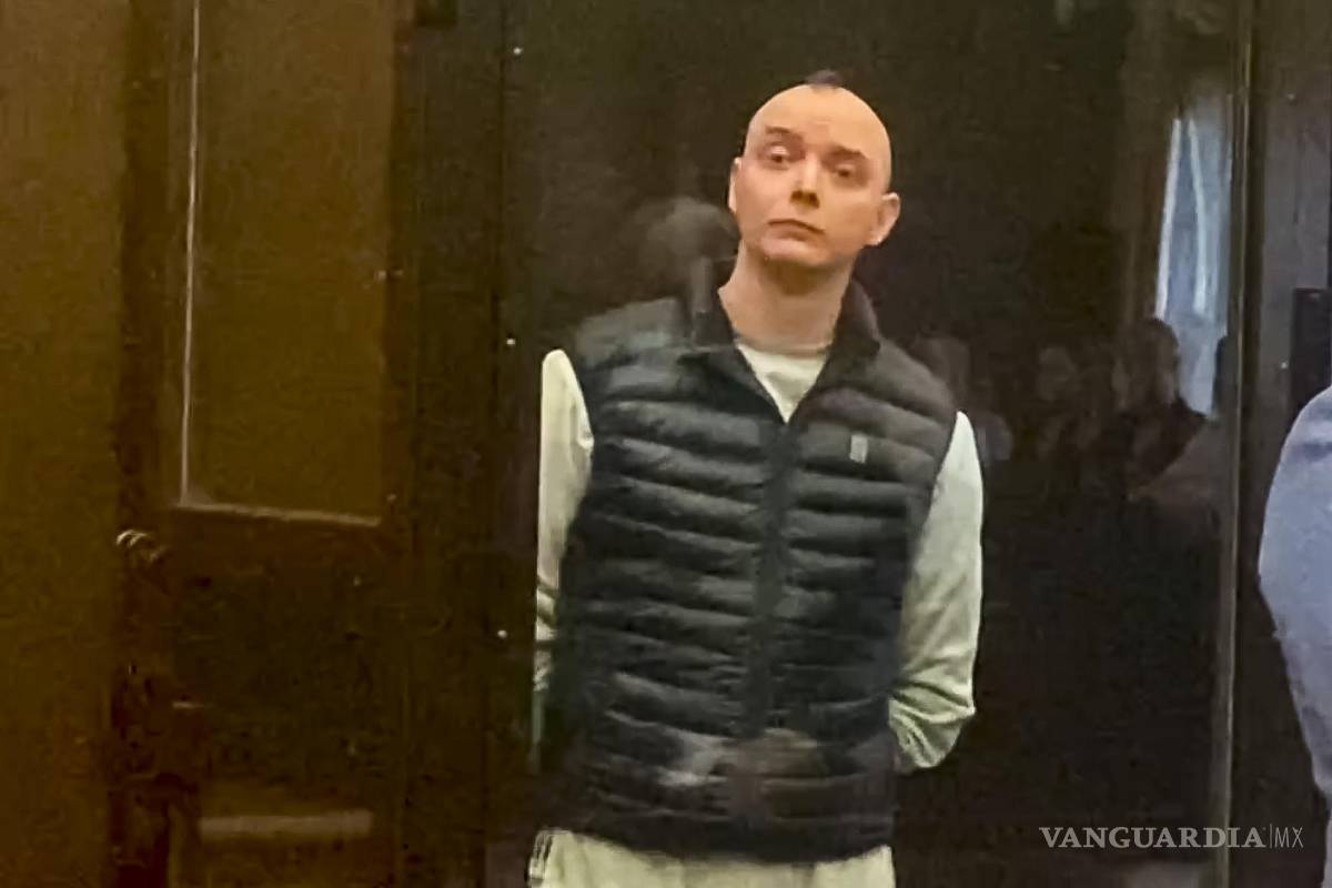 $!Ivan Safronov, asesor del director de la agencia espacial rusa en el tribunal antes de una audiencia en Moscú, Rusia, el lunes 5 de septiembre de 2022.