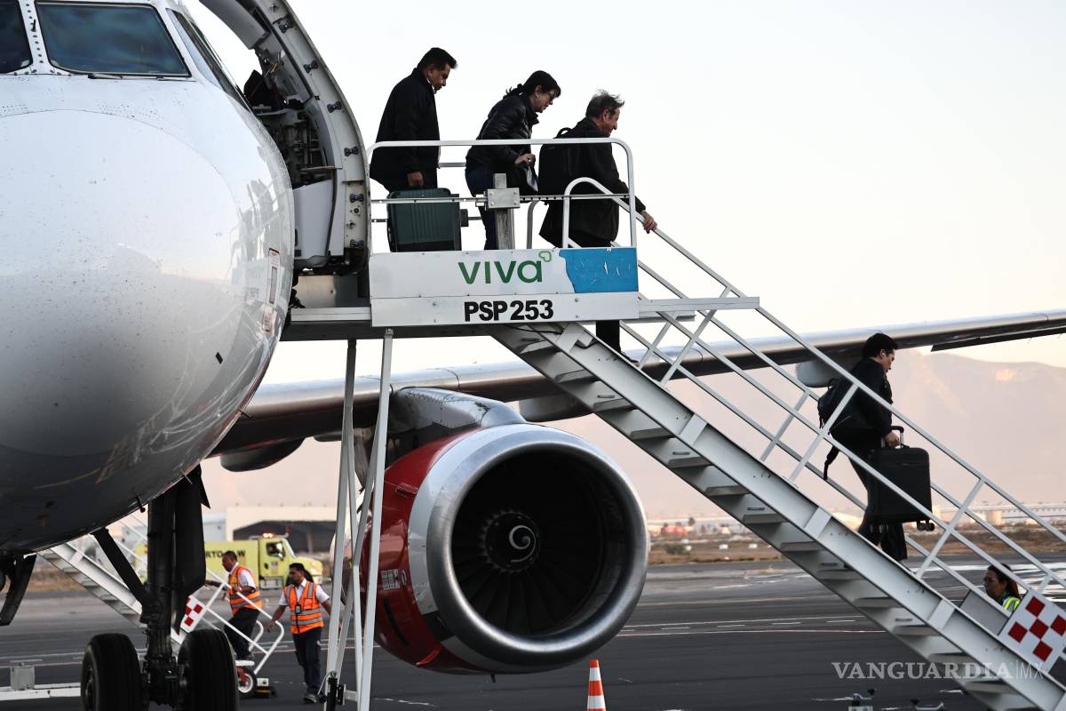 $!El Airbus A320 de Aeroméxico realizó el aterrizaje inaugural en Saltillo con 140 pasajeros procedentes de la Ciudad de México.
