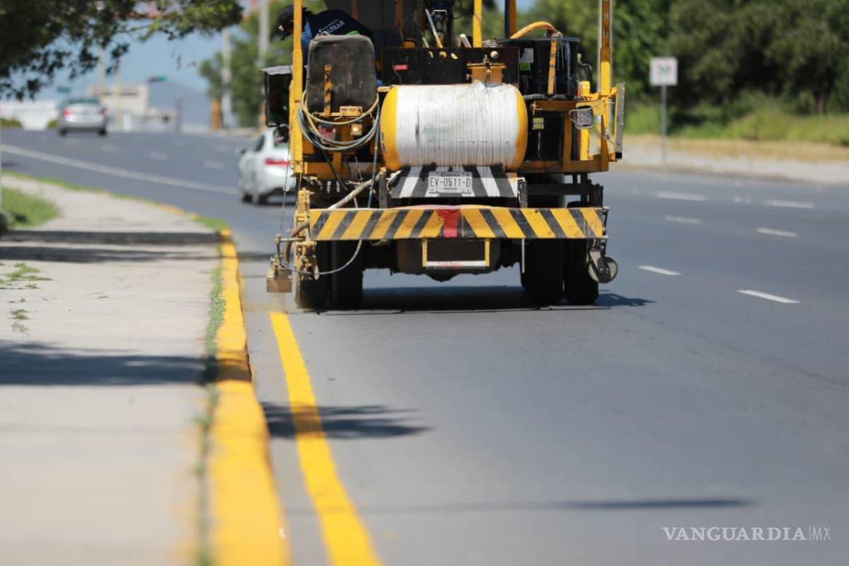 $!Cuadrillas del programa “Aquí Andamos” realizaron trabajos de pintura y mantenimiento en vialidades estratégicas de Saltillo para reforzar la seguridad y mejorar la imagen urbana.