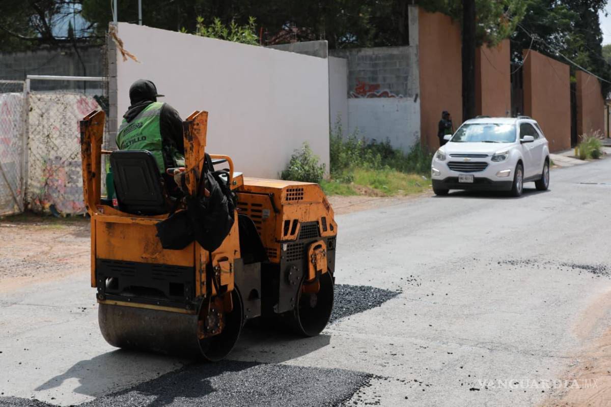 $!Personal municipal trabaja en calles de Lomas de Lourdes para mejorar las condiciones de circulación.
