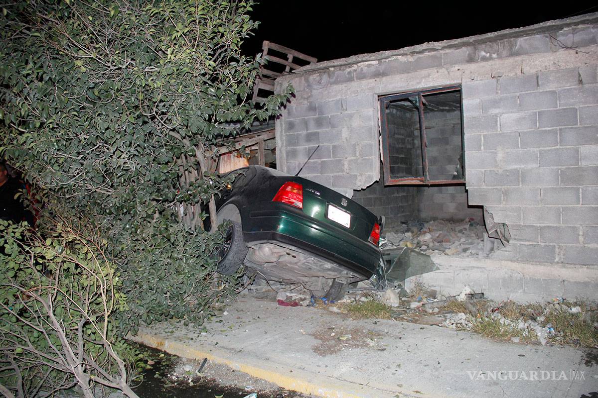 Jóvenes chocan y terminan metiéndose en una casa en Saltillo