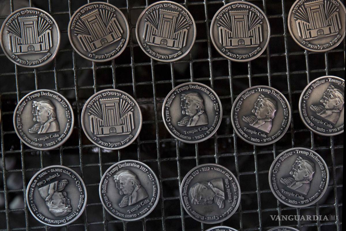 $!Acuñan una moneda con la imagen de Donald Trump en Jerusalén
