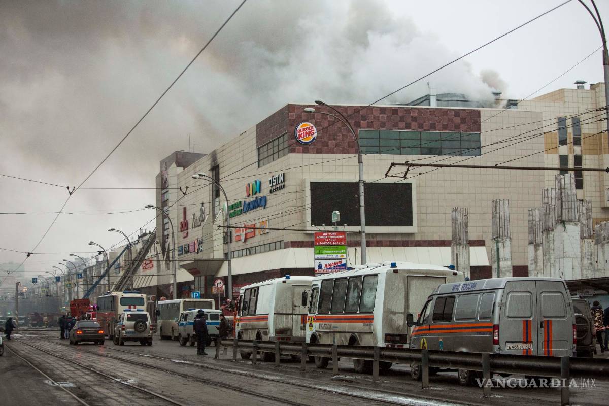 $!Suman 64 muertos por incendio en centro comercial de Siberia