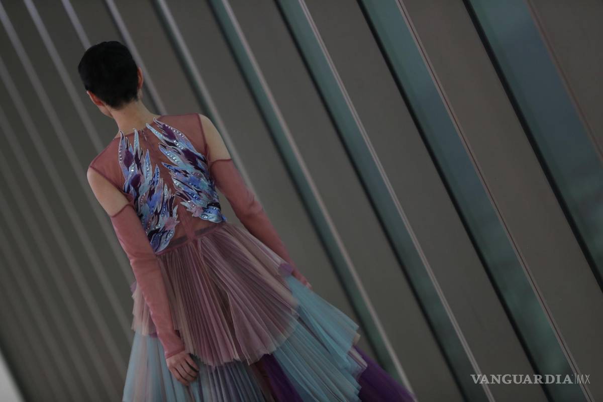 $!Una modelo luce creaciones de la diseñadora mexicana Alexia Ulibarri en el segundo día de actividades del Mercedes-Benz Fashion Week, en CDMX.
