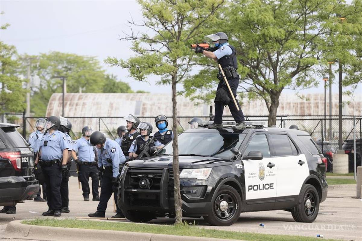 $!Violentas protestas y saqueos en Minneapolis por la muerte de George Floyd por abuso policial (fotos)