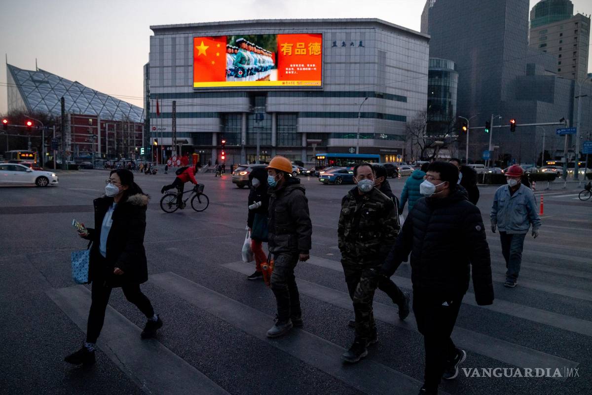 $!Un cruce de calles en Beijing, donde una gran pantalla muestra un video del Ejército Popular de Liberación, el 20 de diciembre de 2022.