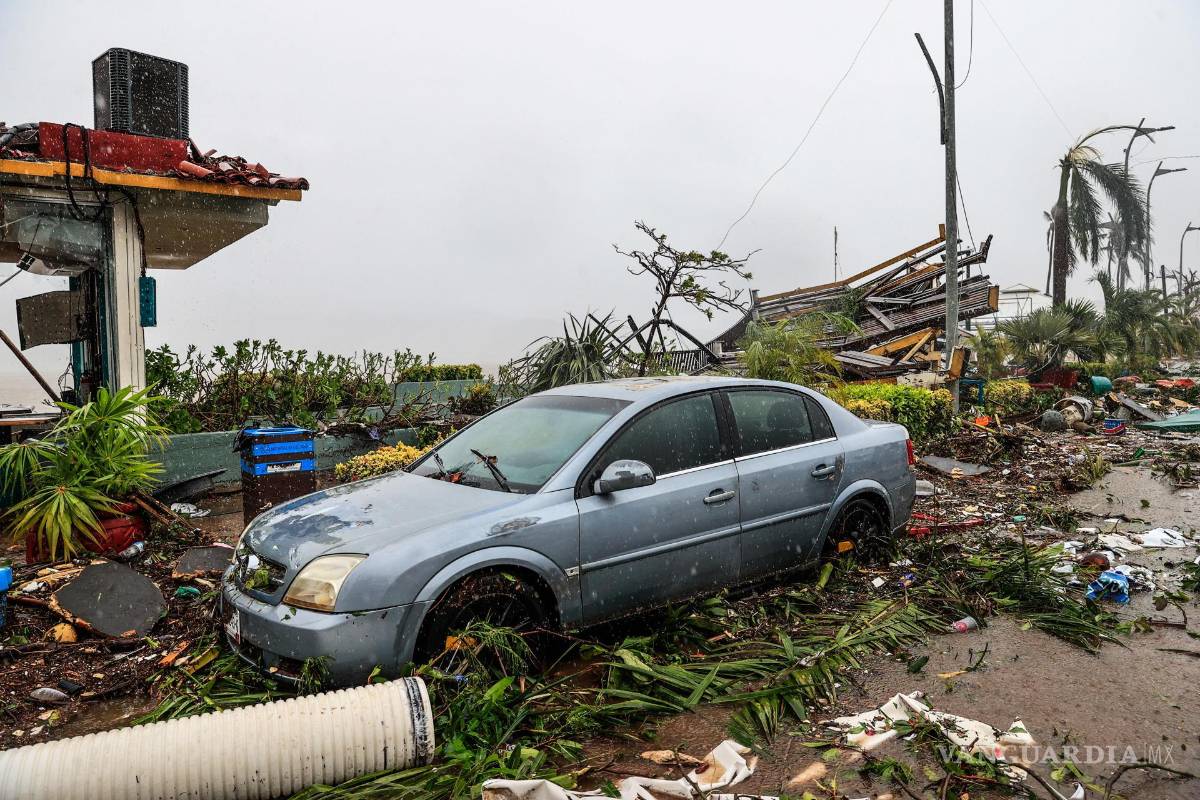 $!Escombros y de un vehículo afectado por el huracán Otis en el balneario de Acapulco, en el estado de Guerrero, México.