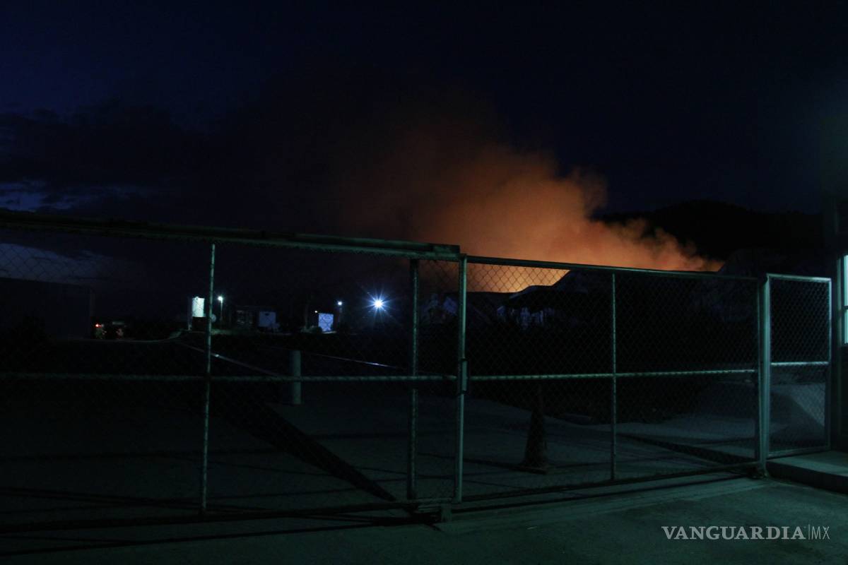 $!Voraz incendio consume toneladas de paja en granja del ejido Huachichil en Arteaga