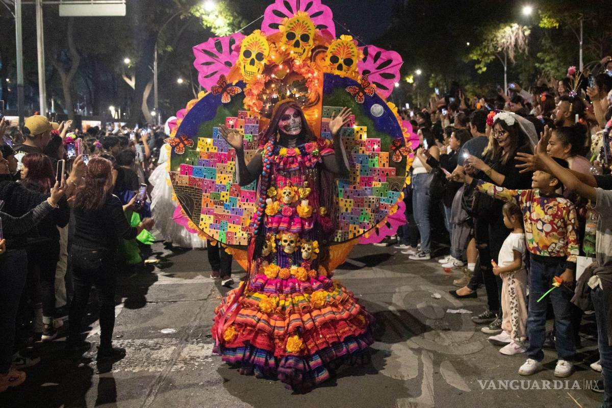 $!Una Catrina saluda a su paso en CDMX.