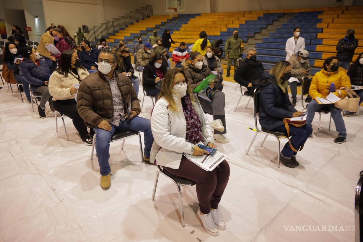 $!Maestros de Coahuila recibieron en los últimos días el refuerzo de Moderna contra COVID-19, aplicando cerca de 40 mil dosis. FOTO: OMAR SAUCEDO