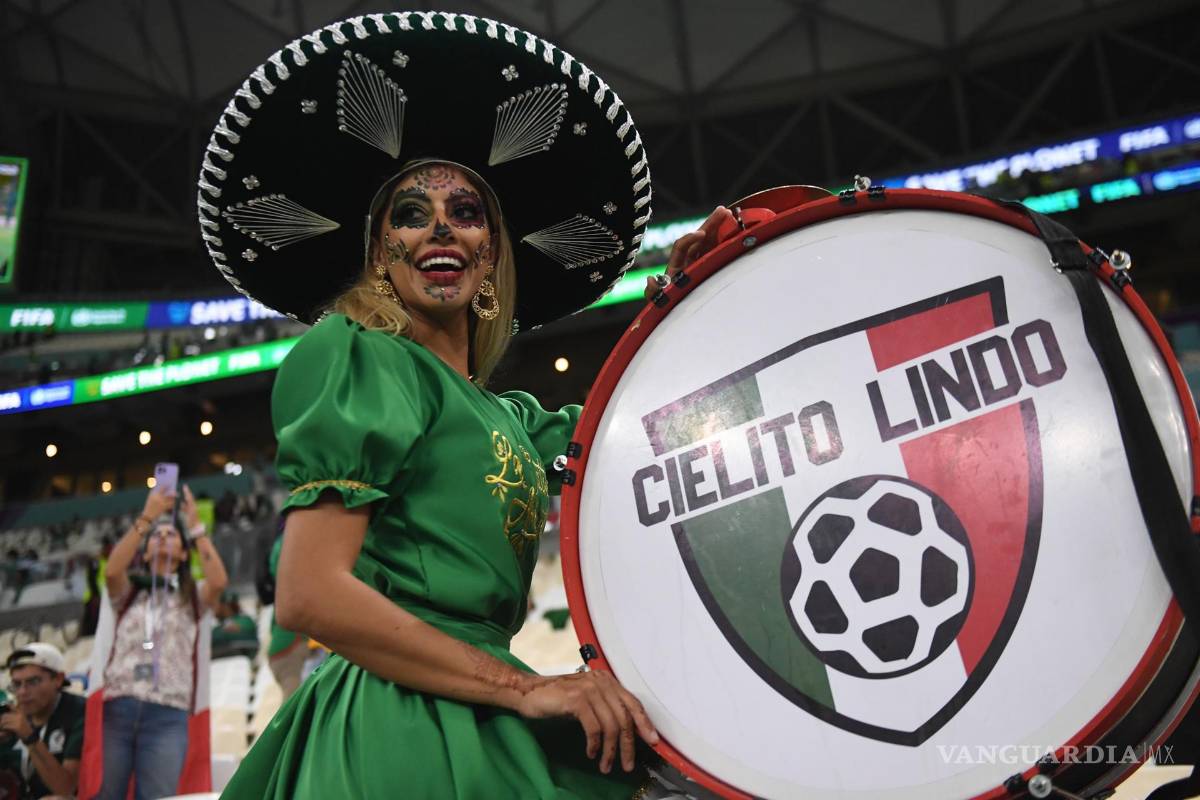 $!Trajes típicos destacan en las gradas del Estadio Lusail.