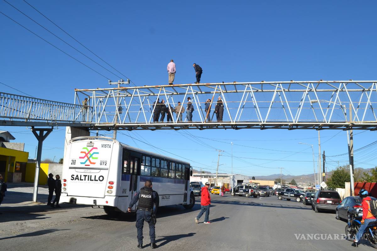 En 10 minutos policías de Saltillo evitan que hombre se arroje de puente; ciudadanos también se unieron para salvarlo