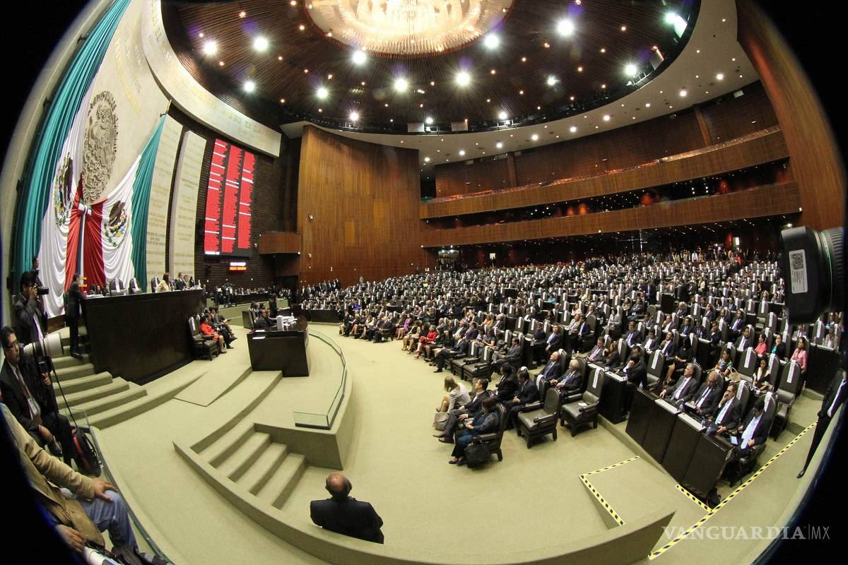 Senadores del PRI brindan un minuto de aplausos para Juan Gabriel