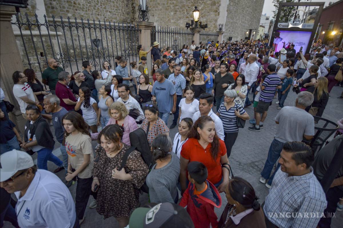 $!Familias enteras recorrieron el Distrito Centro en una fiesta llena de color, folclor y alegría, promovida como una nueva tradición cultural por el Gobierno Municipal.