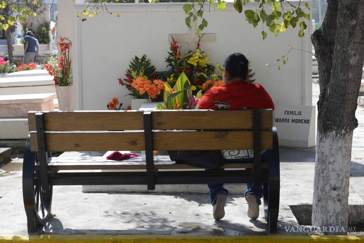 $!En el Día de Muertos, ellos no olvidan ni dejan solos a sus seres queridos [FOTOS]