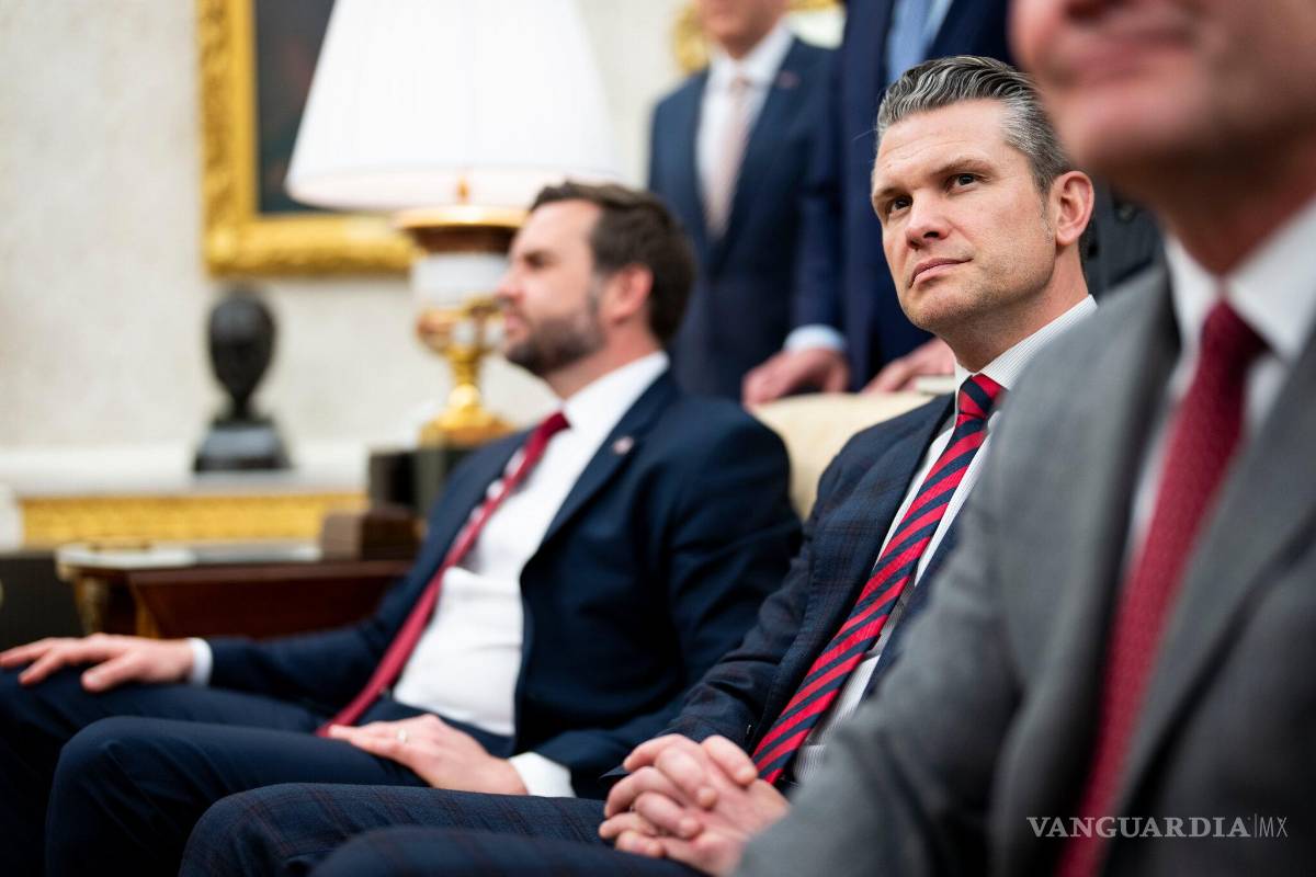 $!Jeffrey Goldberg (c), el editor jefe de The Atlantic reveló nuevos mensajes que el secretario de Defensa, Pete Hegseth, compartió en un grupo de Signal.