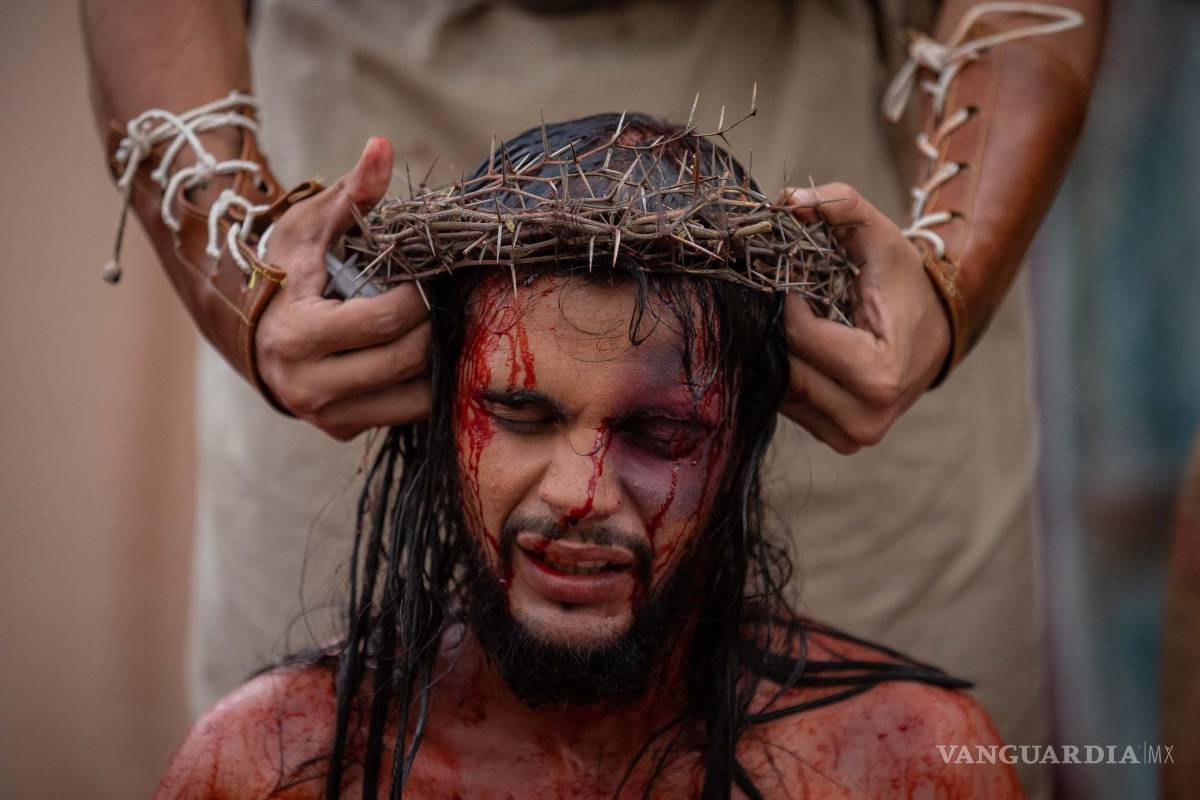 $!Crisman Gómez representa a Cristo durante el viacrucis, organizado por la Iglesia Nuestra Señora de Fátima en El Nazareno de Petare, en Caracas (Venezuela).