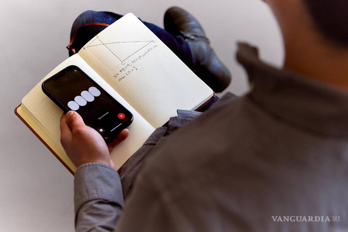 $!Brian X. Chen con un smartphone que ejecuta ChatGPT mientras la aplicación de inteligencia artificial intenta resolver un problema de geometría en San Francisco.