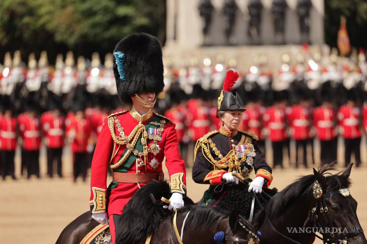 $!El principe William (i), el duque de Cambridge y Su Alteza Real la princesa Ana (d) participan en el desfile ‘Trooping of the Colour’ en Londres.