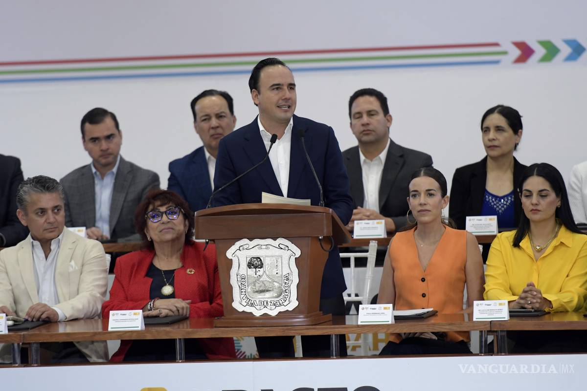 $!Manolo Jiménez firmó el pacto acompañado por líderes empresariales, sindicales y representantes internacionales.