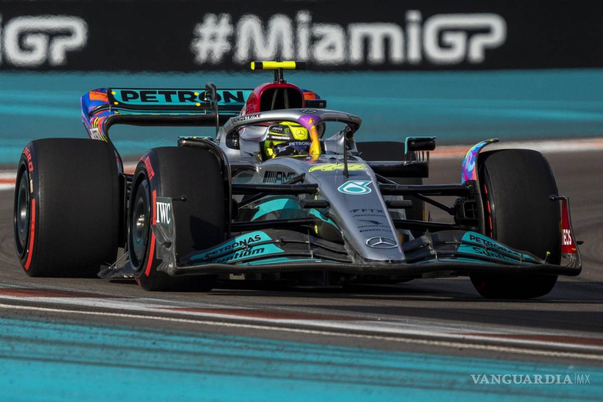 $!El piloto británico Lewis Hamilton de Mercedes-AMG Petronas en acción durante los entrenamientos libres 2 del Gran Premio de F1 de Miami.