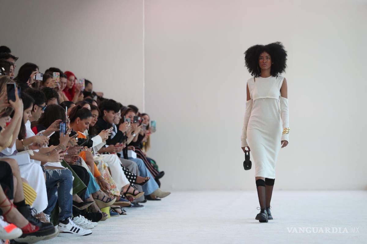 $!Modelos lucen creaciones de la diseñadora mexicana Alejandra de Coss, en el tercer día de actividades del Mercedes-Benz Fashion Week, en CDMX.