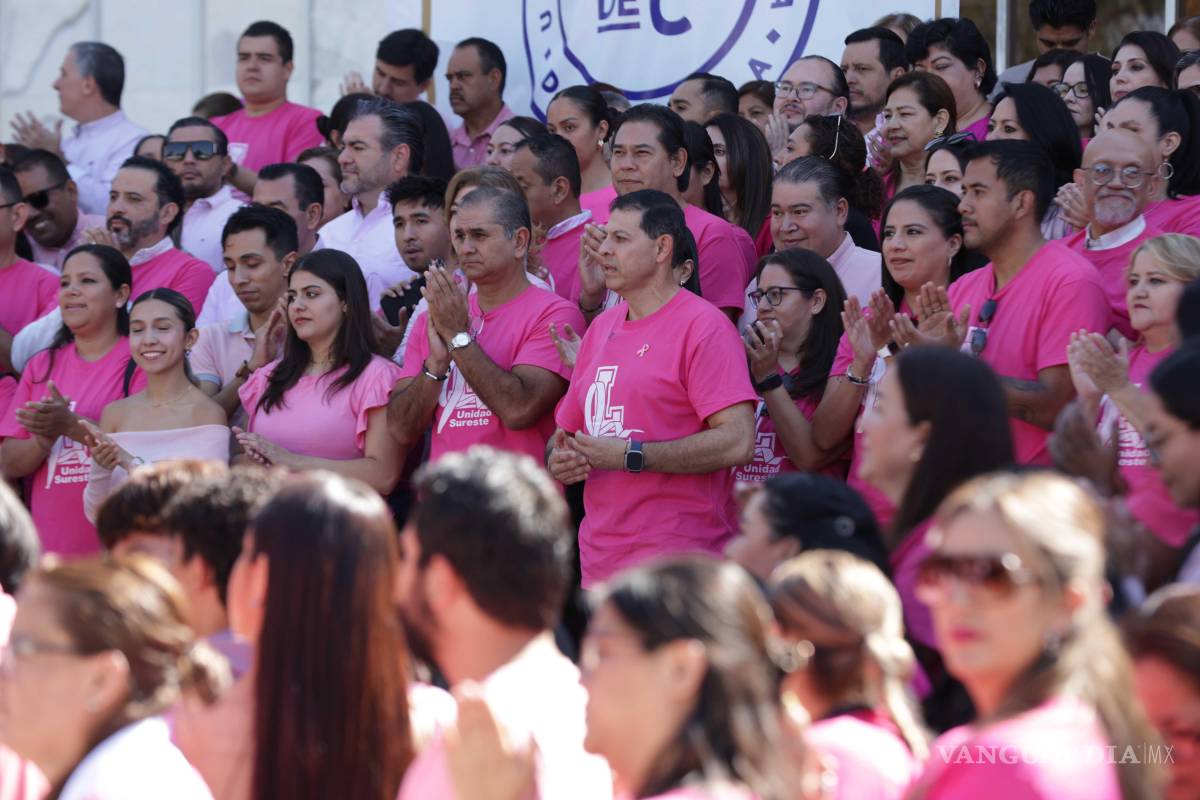 $!Estudiantes y personal universitario formaron un Lazo Rosa humano en la explanada de Rectoría como parte del Día Mundial contra el Cáncer de Mama.