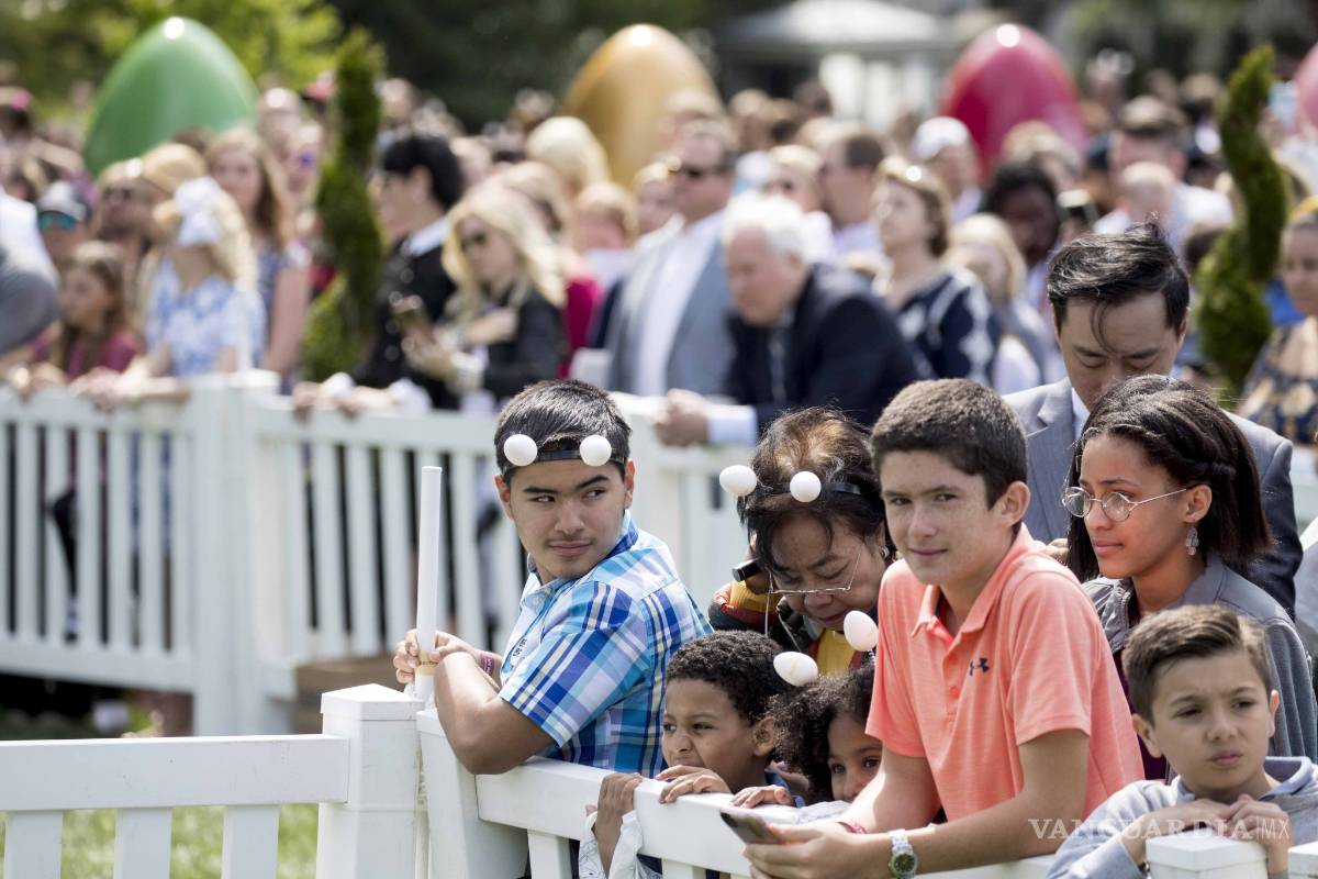 $!Donald Trump 'presume' a niños construcción del muro fronterizo con México