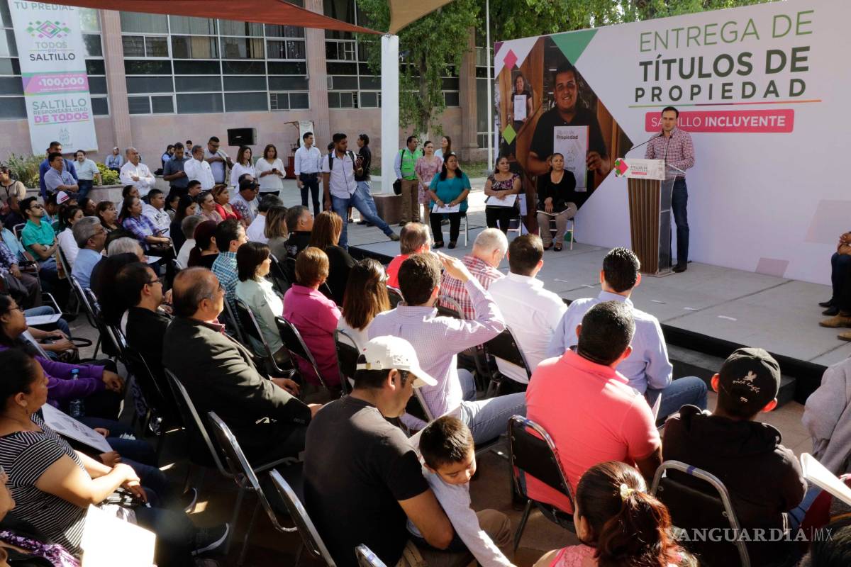 $!Entrega Manolo Jiménez 106 escrituras de vivienda